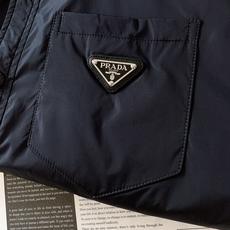 Prada 普拉达 2025FW早秋新品尼龙夹克外套。采用品牌标志性的 Re-Nylon 再生尼龙,轻若 Prada 普拉达 2025FW早秋新品尼龙夹克外套。采用品牌标志性的 Re-Nylon 再生尼龙,轻若
