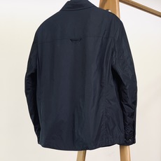 Prada 普拉达 2025FW早秋新品尼龙夹克外套。采用品牌标志性的 Re-Nylon 再生尼龙,轻若 Prada 普拉达 2025FW早秋新品尼龙夹克外套。采用品牌标志性的 Re-Nylon 再生尼龙,轻若