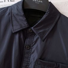 Prada 普拉达 2025FW早秋新品尼龙夹克外套。采用品牌标志性的 Re-Nylon 再生尼龙,轻若 Prada 普拉达 2025FW早秋新品尼龙夹克外套。采用品牌标志性的 Re-Nylon 再生尼龙,轻若