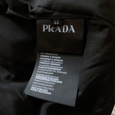 Prada 普拉达 2025FW早秋新品尼龙夹克外套。采用品牌标志性的 Re-Nylon 再生尼龙,轻若 Prada 普拉达 2025FW早秋新品尼龙夹克外套。采用品牌标志性的 Re-Nylon 再生尼龙,轻若