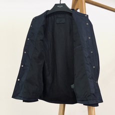 Prada 普拉达 2025FW早秋新品尼龙夹克外套。采用品牌标志性的 Re-Nylon 再生尼龙,轻若 Prada 普拉达 2025FW早秋新品尼龙夹克外套。采用品牌标志性的 Re-Nylon 再生尼龙,轻若