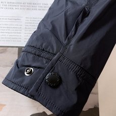 Prada 普拉达 2025FW早秋新品尼龙夹克外套。采用品牌标志性的 Re-Nylon 再生尼龙,轻若 Prada 普拉达 2025FW早秋新品尼龙夹克外套。采用品牌标志性的 Re-Nylon 再生尼龙,轻若
