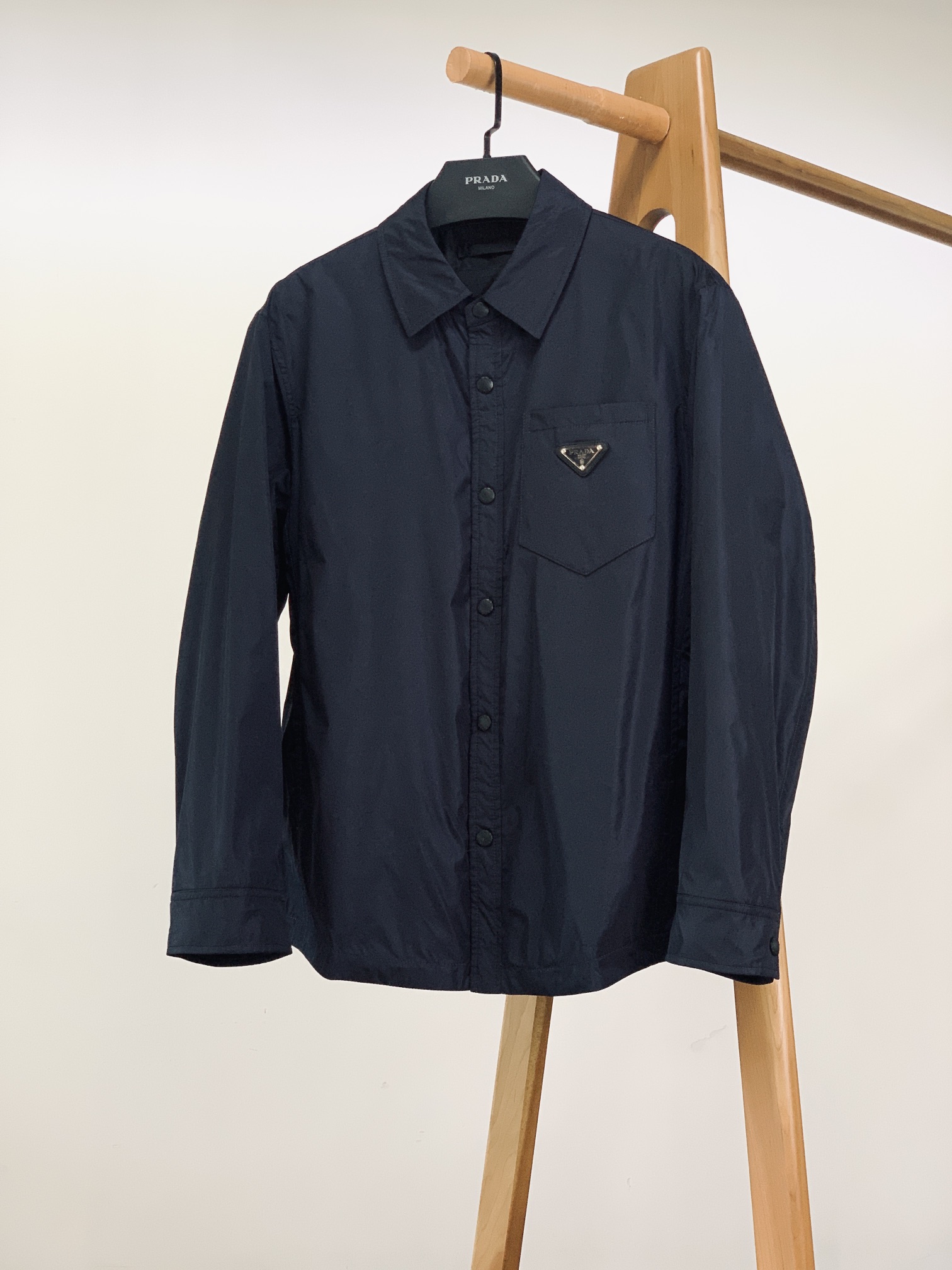 Prada 普拉达 2025FW早秋新品尼龙夹克外套。采用品牌标志性的 Re-Nylon 再生尼龙，轻若