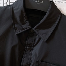 Prada 普拉达 2025FW早秋新品尼龙夹克外套。采用品牌标志性的 Re-Nylon 再生尼龙,轻若 Prada 普拉达 2025FW早秋新品尼龙夹克外套。采用品牌标志性的 Re-Nylon 再生尼龙,轻若