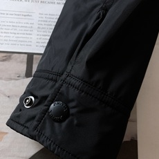Prada 普拉达 2025FW早秋新品尼龙夹克外套。采用品牌标志性的 Re-Nylon 再生尼龙,轻若 Prada 普拉达 2025FW早秋新品尼龙夹克外套。采用品牌标志性的 Re-Nylon 再生尼龙,轻若