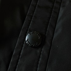 Prada 普拉达 2025FW早秋新品尼龙夹克外套。采用品牌标志性的 Re-Nylon 再生尼龙,轻若 Prada 普拉达 2025FW早秋新品尼龙夹克外套。采用品牌标志性的 Re-Nylon 再生尼龙,轻若