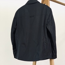 Prada 普拉达 2025FW早秋新品尼龙夹克外套。采用品牌标志性的 Re-Nylon 再生尼龙,轻若 Prada 普拉达 2025FW早秋新品尼龙夹克外套。采用品牌标志性的 Re-Nylon 再生尼龙,轻若