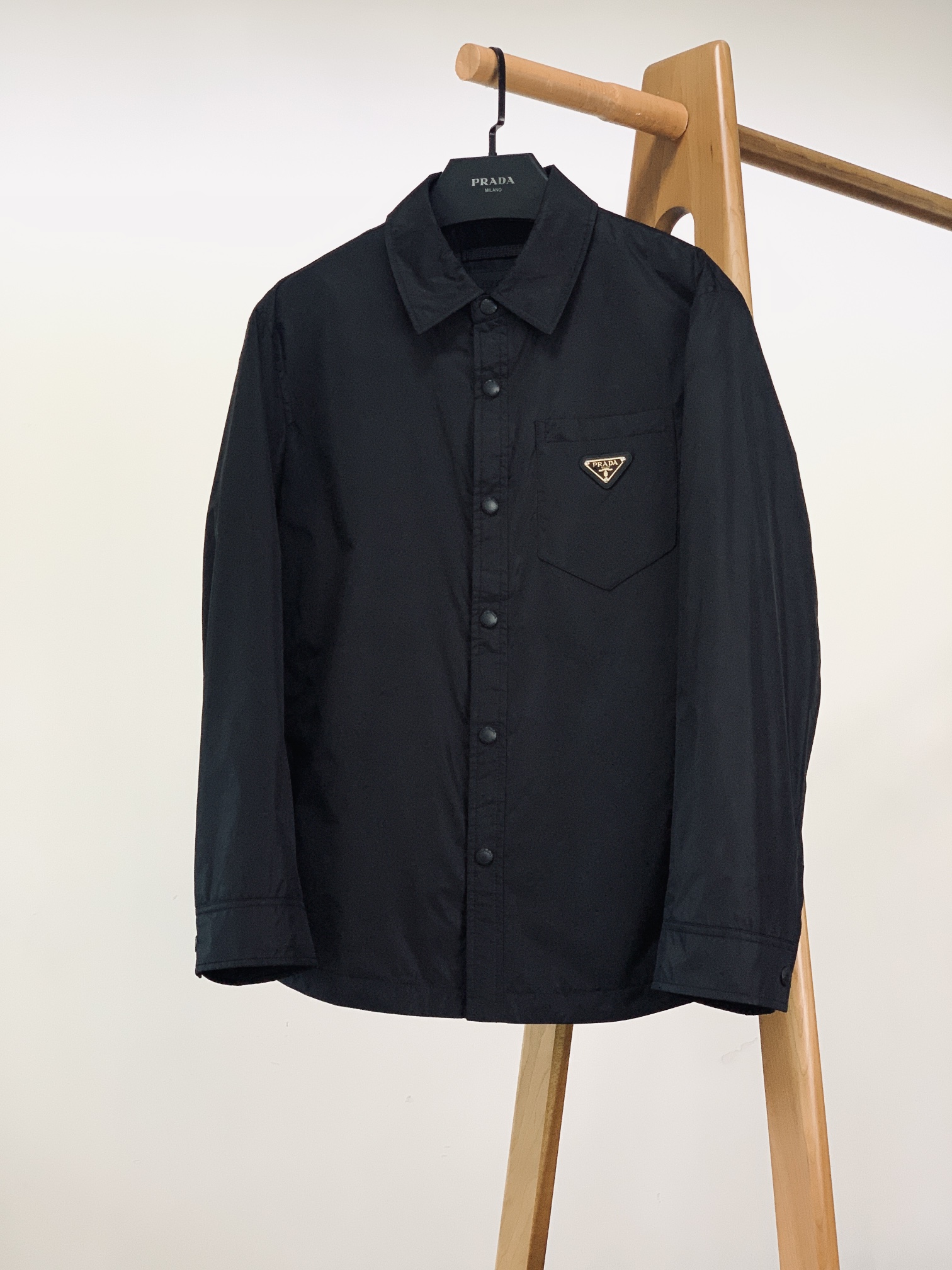 Prada 普拉达 2025FW早秋新品尼龙夹克外套。采用品牌标志性的 Re-Nylon 再生尼龙，轻若