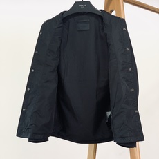 Prada 普拉达 2025FW早秋新品尼龙夹克外套。采用品牌标志性的 Re-Nylon 再生尼龙,轻若 Prada 普拉达 2025FW早秋新品尼龙夹克外套。采用品牌标志性的 Re-Nylon 再生尼龙,轻若