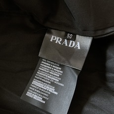 Prada 普拉达 2025FW早秋新品尼龙夹克外套。采用品牌标志性的 Re-Nylon 再生尼龙,轻若 Prada 普拉达 2025FW早秋新品尼龙夹克外套。采用品牌标志性的 Re-Nylon 再生尼龙,轻若