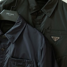 Prada 普拉达 2025FW早秋新品尼龙夹克外套。采用品牌标志性的 Re-Nylon 再生尼龙,轻若 Prada 普拉达 2025FW早秋新品尼龙夹克外套。采用品牌标志性的 Re-Nylon 再生尼龙,轻若