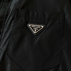 Prada 普拉达 2025FW早秋新品尼龙夹克外套。采用品牌标志性的 Re-Nylon 再生尼龙,轻若 Prada 普拉达 2025FW早秋新品尼龙夹克外套。采用品牌标志性的 Re-Nylon 再生尼龙,轻若