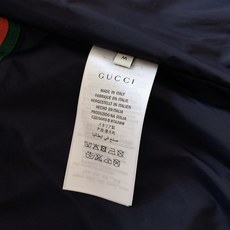 Gucci 古驰 2025FW早秋新品棒球夹克外套。满幅暗纹GG提花是品牌基因的低调宣言,胸前立体刺绣L Gucci 古驰 2025FW早秋新品棒球夹克外套。满幅暗纹GG提花是品牌基因的低调宣言,胸前立体刺绣L