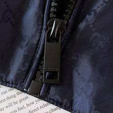 Gucci 古驰 2025FW早秋新品棒球夹克外套。满幅暗纹GG提花是品牌基因的低调宣言,胸前立体刺绣L Gucci 古驰 2025FW早秋新品棒球夹克外套。满幅暗纹GG提花是品牌基因的低调宣言,胸前立体刺绣L