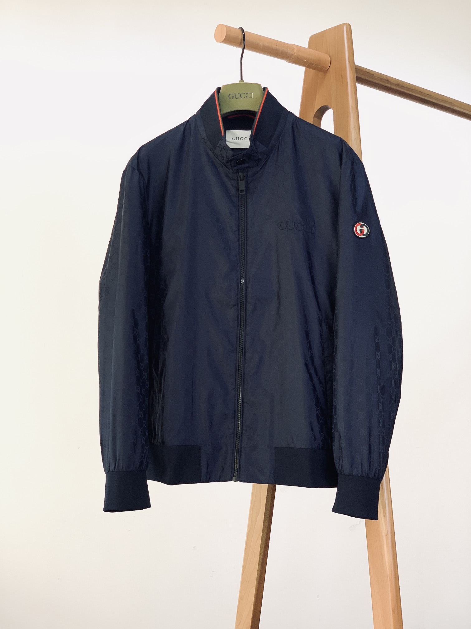 Gucci 古驰 2025FW早秋新品棒球夹克外套。满幅暗纹GG提花是品牌基因的低调宣言，胸前立体刺绣L