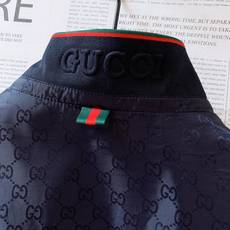 Gucci 古驰 2025FW早秋新品棒球夹克外套。满幅暗纹GG提花是品牌基因的低调宣言,胸前立体刺绣L Gucci 古驰 2025FW早秋新品棒球夹克外套。满幅暗纹GG提花是品牌基因的低调宣言,胸前立体刺绣L