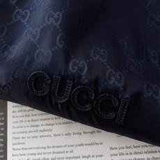 Gucci 古驰 2025FW早秋新品棒球夹克外套。满幅暗纹GG提花是品牌基因的低调宣言,胸前立体刺绣L Gucci 古驰 2025FW早秋新品棒球夹克外套。满幅暗纹GG提花是品牌基因的低调宣言,胸前立体刺绣L