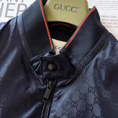 Gucci 古驰 2025FW早秋新品棒球夹克外套。满幅暗纹GG提花是品牌基因的低调宣言,胸前立体刺绣L Gucci 古驰 2025FW早秋新品棒球夹克外套。满幅暗纹GG提花是品牌基因的低调宣言,胸前立体刺绣L