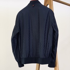 Gucci 古驰 2025FW早秋新品棒球夹克外套。满幅暗纹GG提花是品牌基因的低调宣言,胸前立体刺绣L Gucci 古驰 2025FW早秋新品棒球夹克外套。满幅暗纹GG提花是品牌基因的低调宣言,胸前立体刺绣L