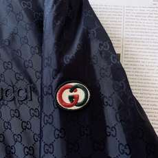 Gucci 古驰 2025FW早秋新品棒球夹克外套。满幅暗纹GG提花是品牌基因的低调宣言,胸前立体刺绣L Gucci 古驰 2025FW早秋新品棒球夹克外套。满幅暗纹GG提花是品牌基因的低调宣言,胸前立体刺绣L