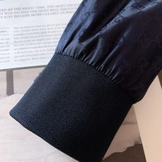 Gucci 古驰 2025FW早秋新品棒球夹克外套。满幅暗纹GG提花是品牌基因的低调宣言,胸前立体刺绣L Gucci 古驰 2025FW早秋新品棒球夹克外套。满幅暗纹GG提花是品牌基因的低调宣言,胸前立体刺绣L
