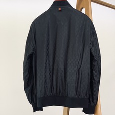 Gucci 古驰 2025FW早秋新品棒球夹克外套。满幅暗纹GG提花是品牌基因的低调宣言,胸前立体刺绣L Gucci 古驰 2025FW早秋新品棒球夹克外套。满幅暗纹GG提花是品牌基因的低调宣言,胸前立体刺绣L