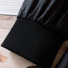 Gucci 古驰 2025FW早秋新品棒球夹克外套。满幅暗纹GG提花是品牌基因的低调宣言,胸前立体刺绣L Gucci 古驰 2025FW早秋新品棒球夹克外套。满幅暗纹GG提花是品牌基因的低调宣言,胸前立体刺绣L