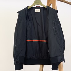Gucci 古驰 2025FW早秋新品棒球夹克外套。满幅暗纹GG提花是品牌基因的低调宣言,胸前立体刺绣L Gucci 古驰 2025FW早秋新品棒球夹克外套。满幅暗纹GG提花是品牌基因的低调宣言,胸前立体刺绣L