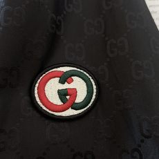 Gucci 古驰 2025FW早秋新品棒球夹克外套。满幅暗纹GG提花是品牌基因的低调宣言,胸前立体刺绣L Gucci 古驰 2025FW早秋新品棒球夹克外套。满幅暗纹GG提花是品牌基因的低调宣言,胸前立体刺绣L