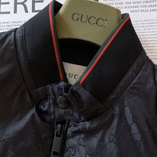 Gucci 古驰 2025FW早秋新品棒球夹克外套。满幅暗纹GG提花是品牌基因的低调宣言,胸前立体刺绣L Gucci 古驰 2025FW早秋新品棒球夹克外套。满幅暗纹GG提花是品牌基因的低调宣言,胸前立体刺绣L