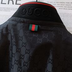 Gucci 古驰 2025FW早秋新品棒球夹克外套。满幅暗纹GG提花是品牌基因的低调宣言,胸前立体刺绣L Gucci 古驰 2025FW早秋新品棒球夹克外套。满幅暗纹GG提花是品牌基因的低调宣言,胸前立体刺绣L