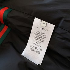 Gucci 古驰 2025FW早秋新品棒球夹克外套。满幅暗纹GG提花是品牌基因的低调宣言,胸前立体刺绣L Gucci 古驰 2025FW早秋新品棒球夹克外套。满幅暗纹GG提花是品牌基因的低调宣言,胸前立体刺绣L