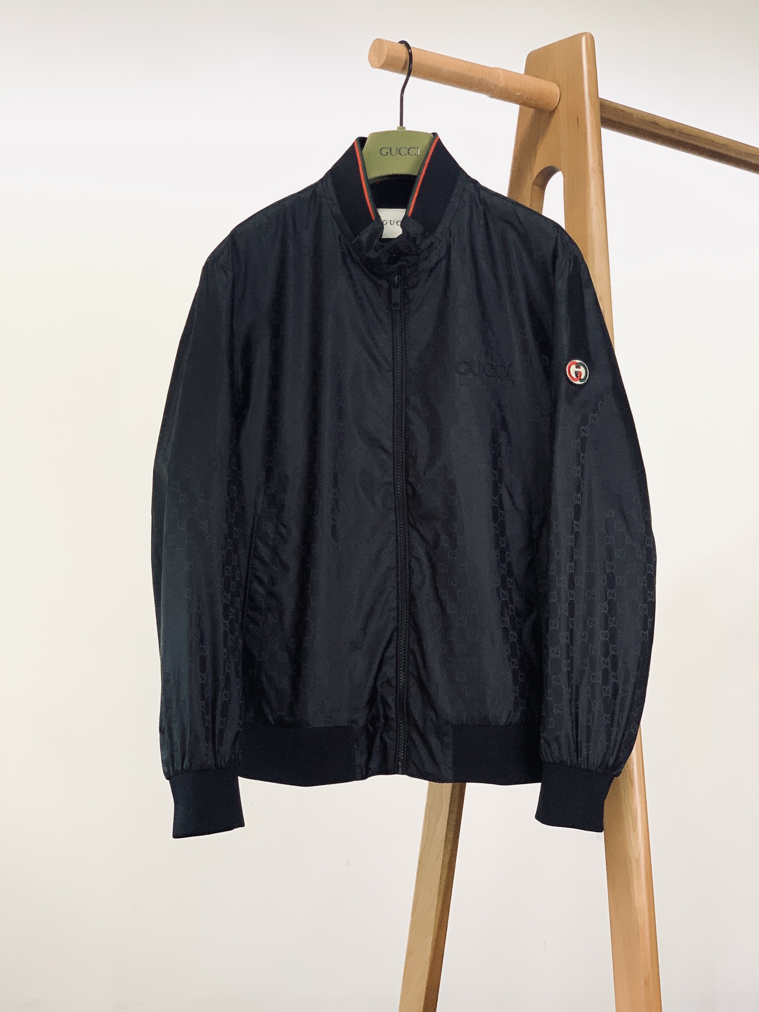 Gucci 古驰 2025FW早秋新品棒球夹克外套。满幅暗纹GG提花是品牌基因的低调宣言，胸前立体刺绣L