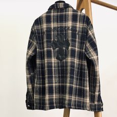 Chrome Hearts 克罗心 2025FW早秋新品 格纹衬衫外套。它以做旧感黑棕格纹为基底,粗粝又 Chrome Hearts 克罗心 2025FW早秋新品 格纹衬衫外套。它以做旧感黑棕格纹为基底,粗粝又