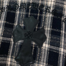 Chrome Hearts 克罗心 2025FW早秋新品 格纹衬衫外套。它以做旧感黑棕格纹为基底,粗粝又 Chrome Hearts 克罗心 2025FW早秋新品 格纹衬衫外套。它以做旧感黑棕格纹为基底,粗粝又