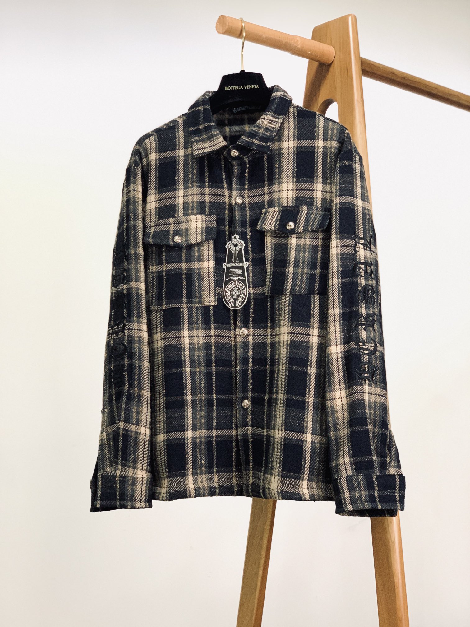 Chrome Hearts 克罗心 2025FW早秋新品 格纹衬衫外套。它以做旧感黑棕格纹为基底，粗粝又