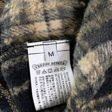 Chrome Hearts 克罗心 2025FW早秋新品 格纹衬衫外套。它以做旧感黑棕格纹为基底,粗粝又 Chrome Hearts 克罗心 2025FW早秋新品 格纹衬衫外套。它以做旧感黑棕格纹为基底,粗粝又