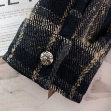 Chrome Hearts 克罗心 2025FW早秋新品 格纹衬衫外套。它以做旧感黑棕格纹为基底,粗粝又 Chrome Hearts 克罗心 2025FW早秋新品 格纹衬衫外套。它以做旧感黑棕格纹为基底,粗粝又
