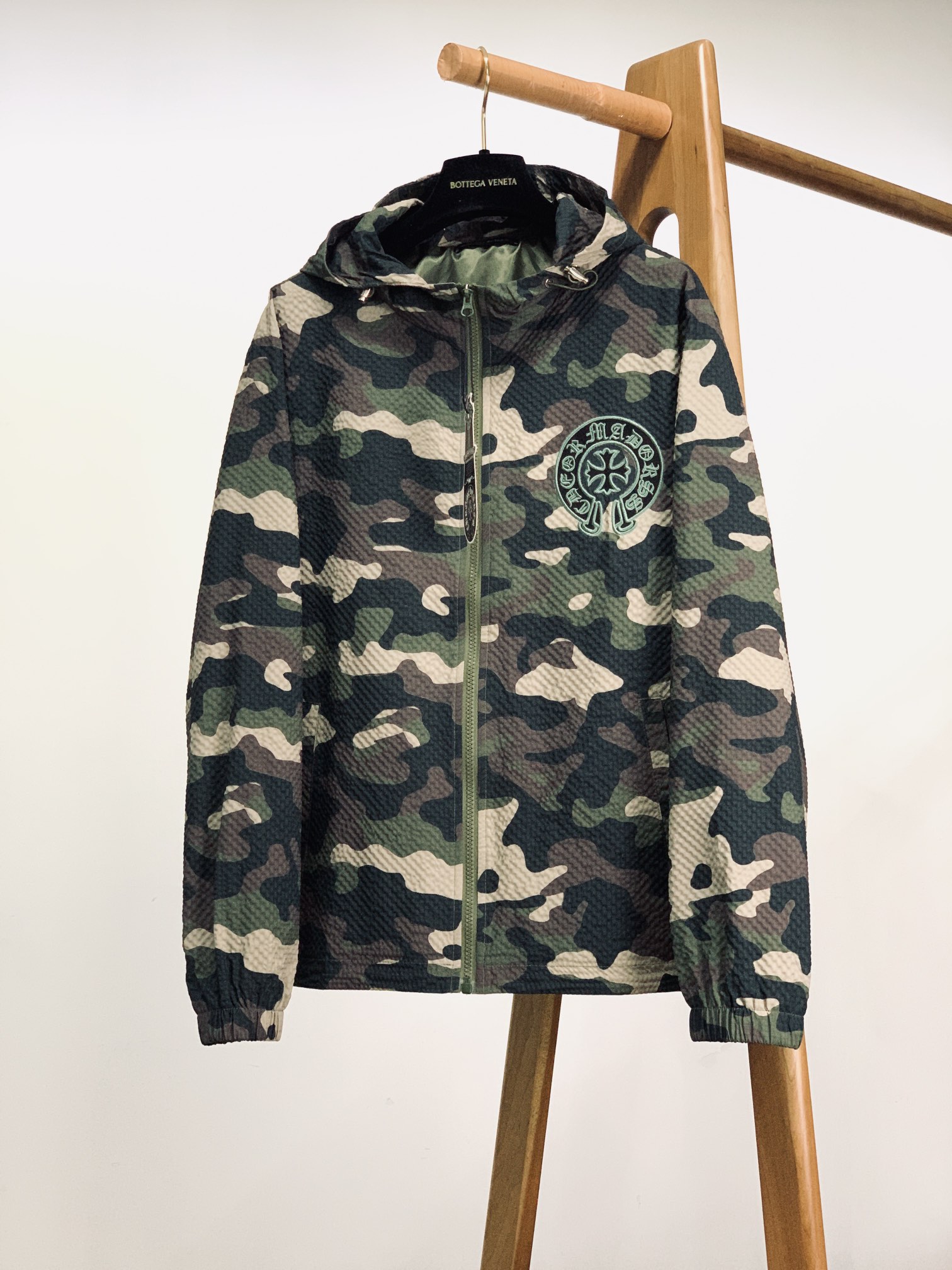 Chrome Hearts 克罗心 2025FW早秋新品 迷彩连帽外套。当迷彩的军事基因遇上哥特式叛逆，