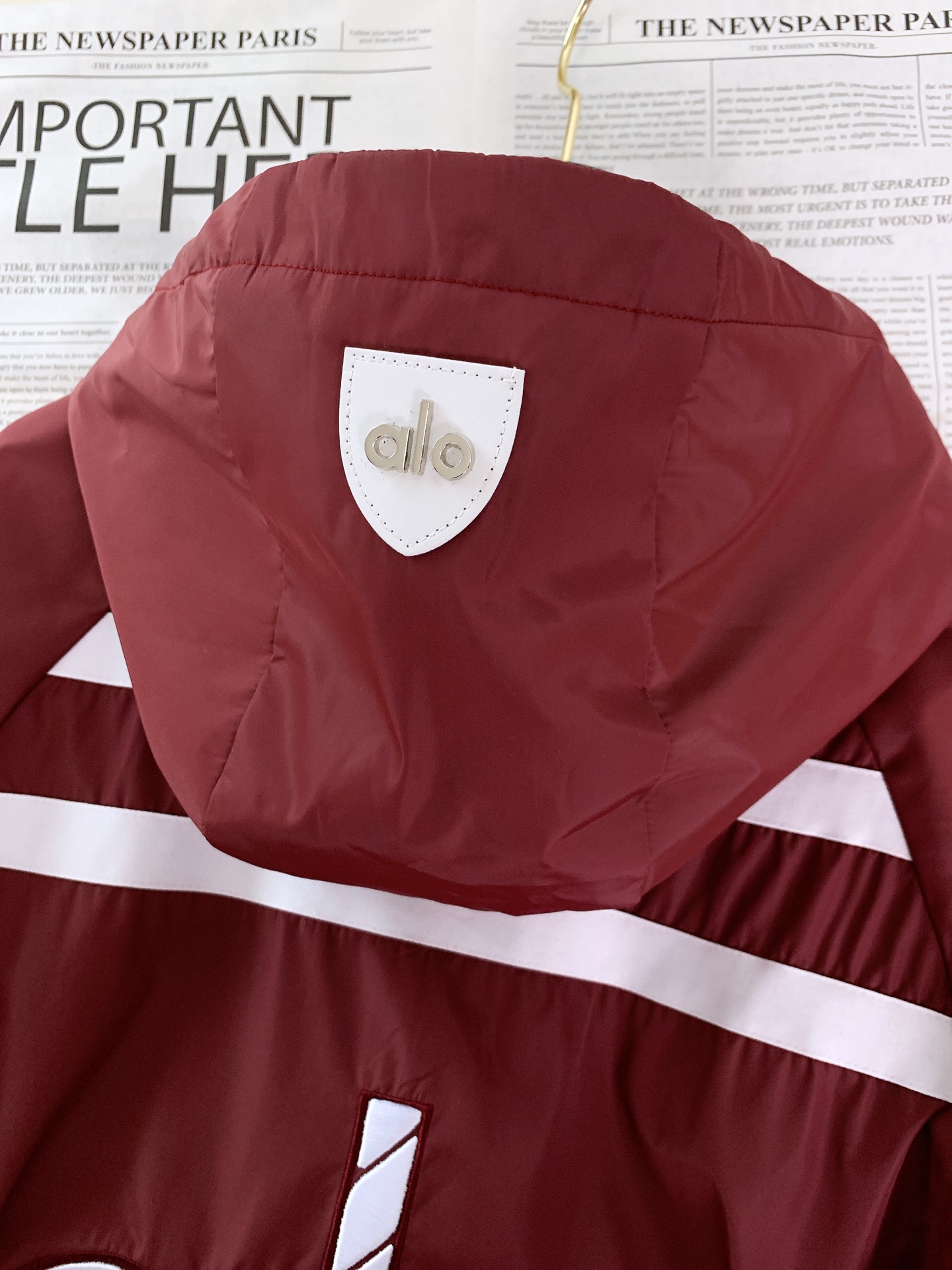 ALO 阿洛 2025FW早秋新品 连帽运动外套。它以轻量防风的面料打造利落廓形，连帽设计可随天气与造型