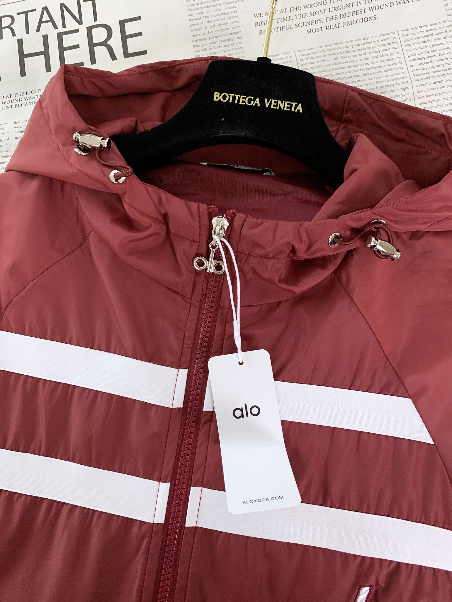 ALO 阿洛 2025FW早秋新品 连帽运动外套。它以轻量防风的面料打造利落廓形，连帽设计可随天气与造型