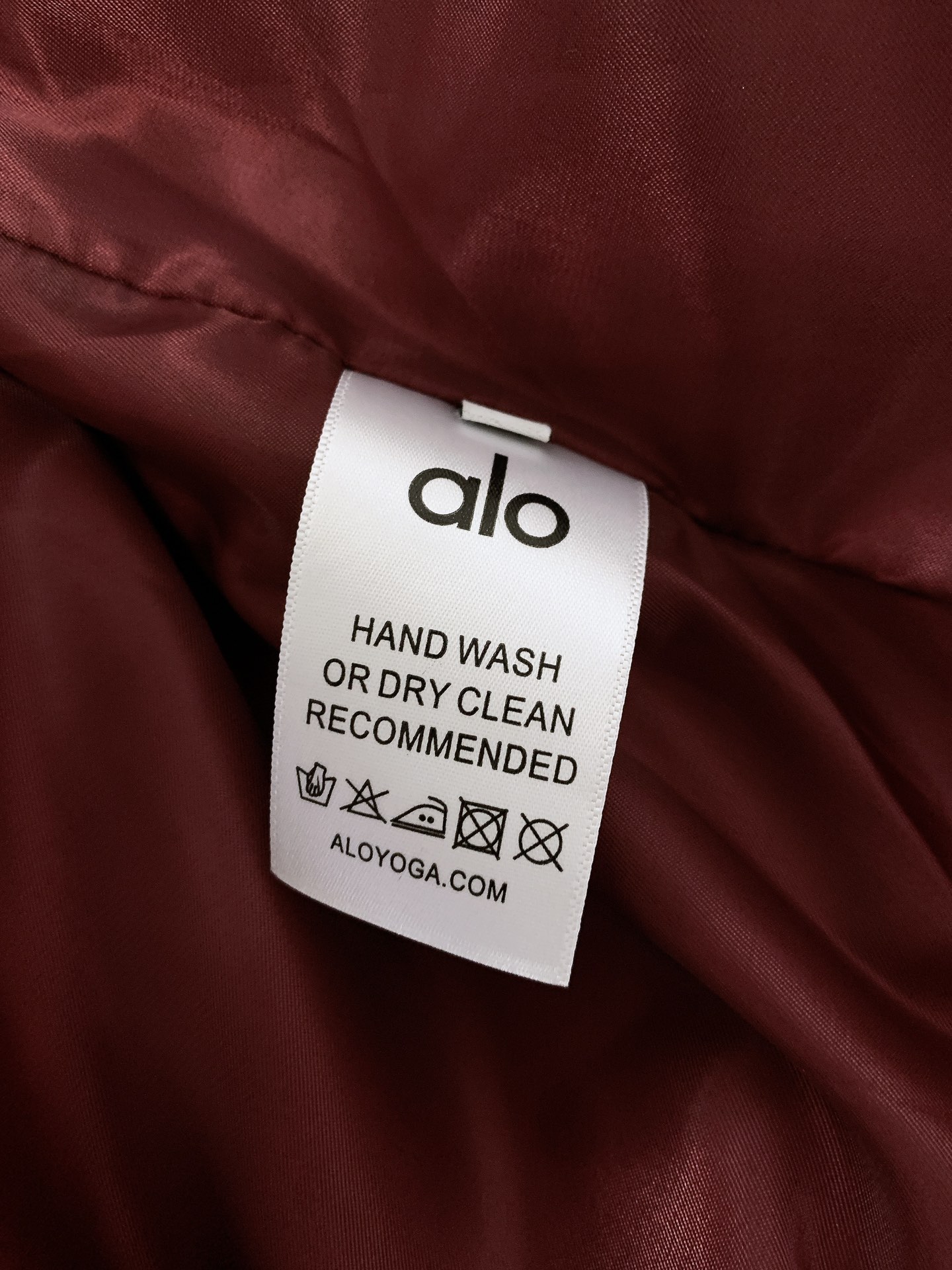 ALO 阿洛 2025FW早秋新品 连帽运动外套。它以轻量防风的面料打造利落廓形，连帽设计可随天气与造型