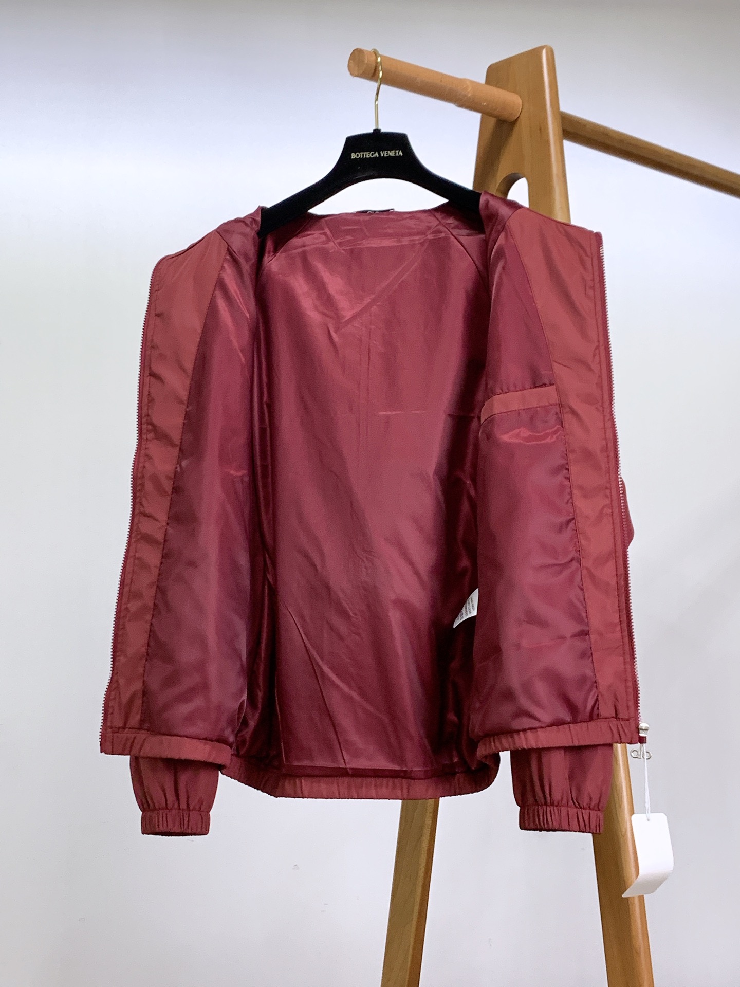 ALO 阿洛 2025FW早秋新品 连帽运动外套。它以轻量防风的面料打造利落廓形，连帽设计可随天气与造型