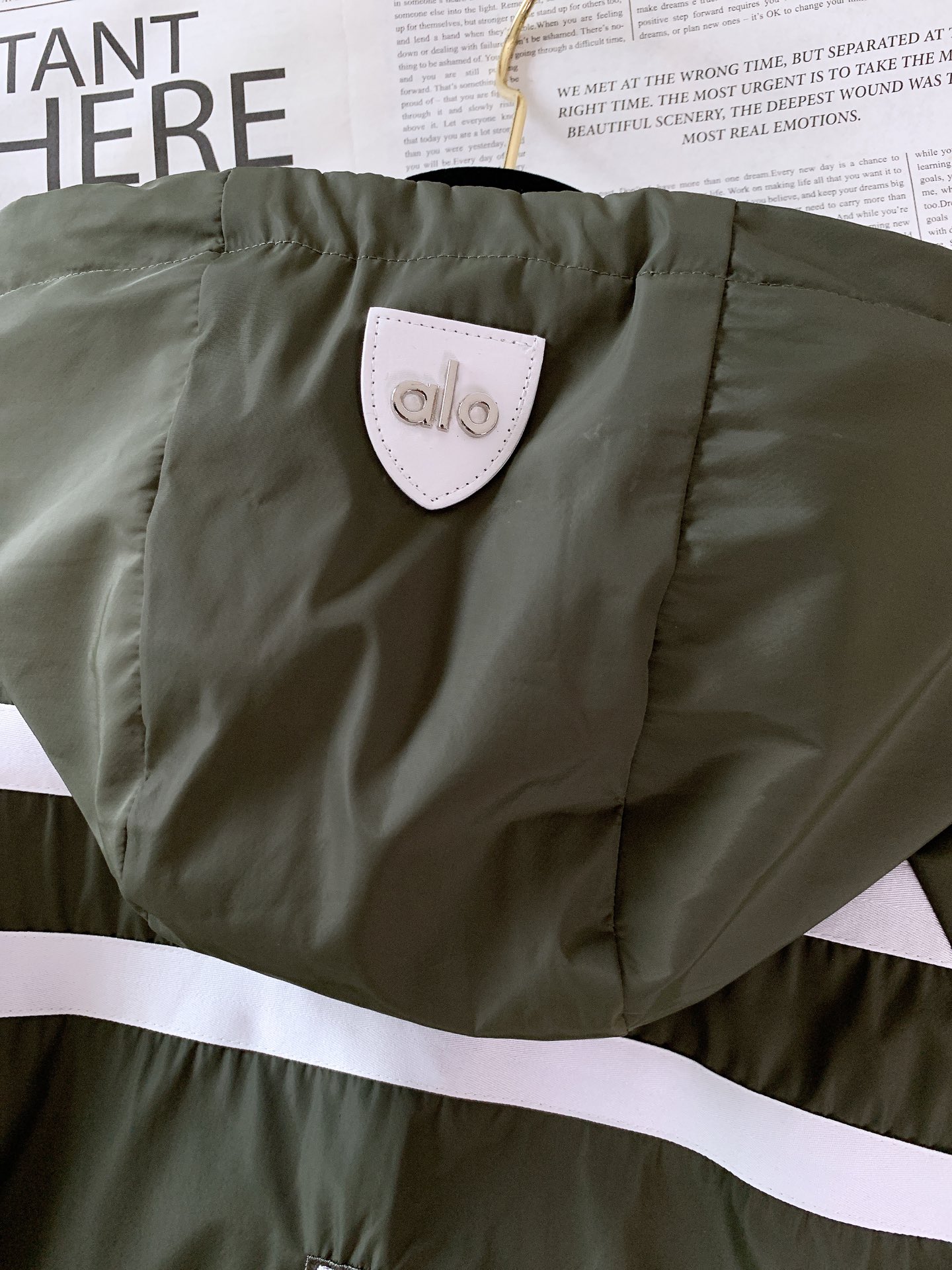 ALO 阿洛 2025FW早秋新品 连帽运动外套。它以轻量防风的面料打造利落廓形，连帽设计可随天气与造型