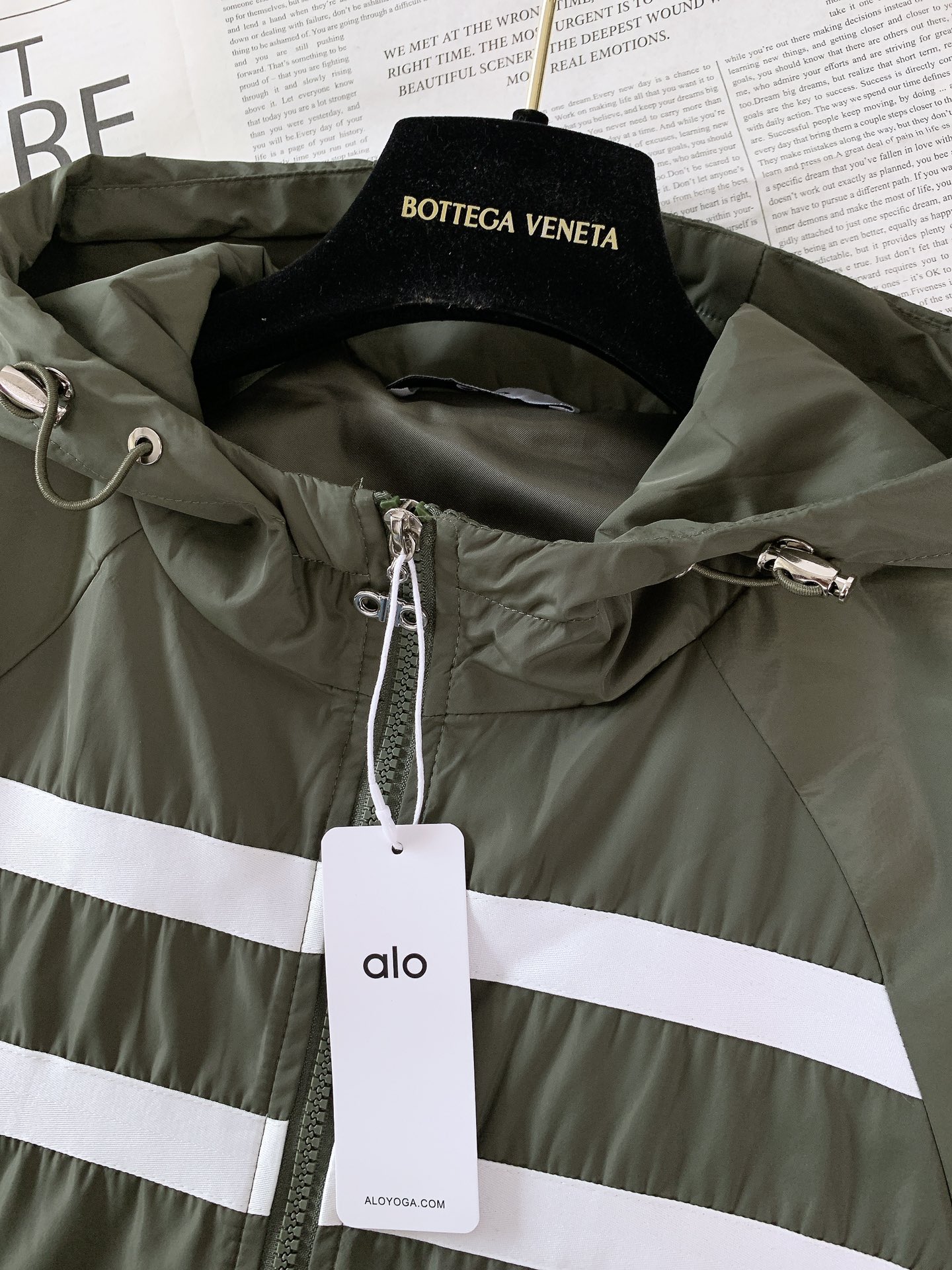 ALO 阿洛 2025FW早秋新品 连帽运动外套。它以轻量防风的面料打造利落廓形，连帽设计可随天气与造型