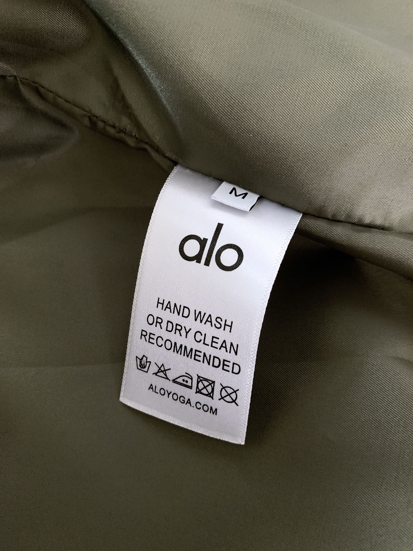 ALO 阿洛 2025FW早秋新品 连帽运动外套。它以轻量防风的面料打造利落廓形，连帽设计可随天气与造型