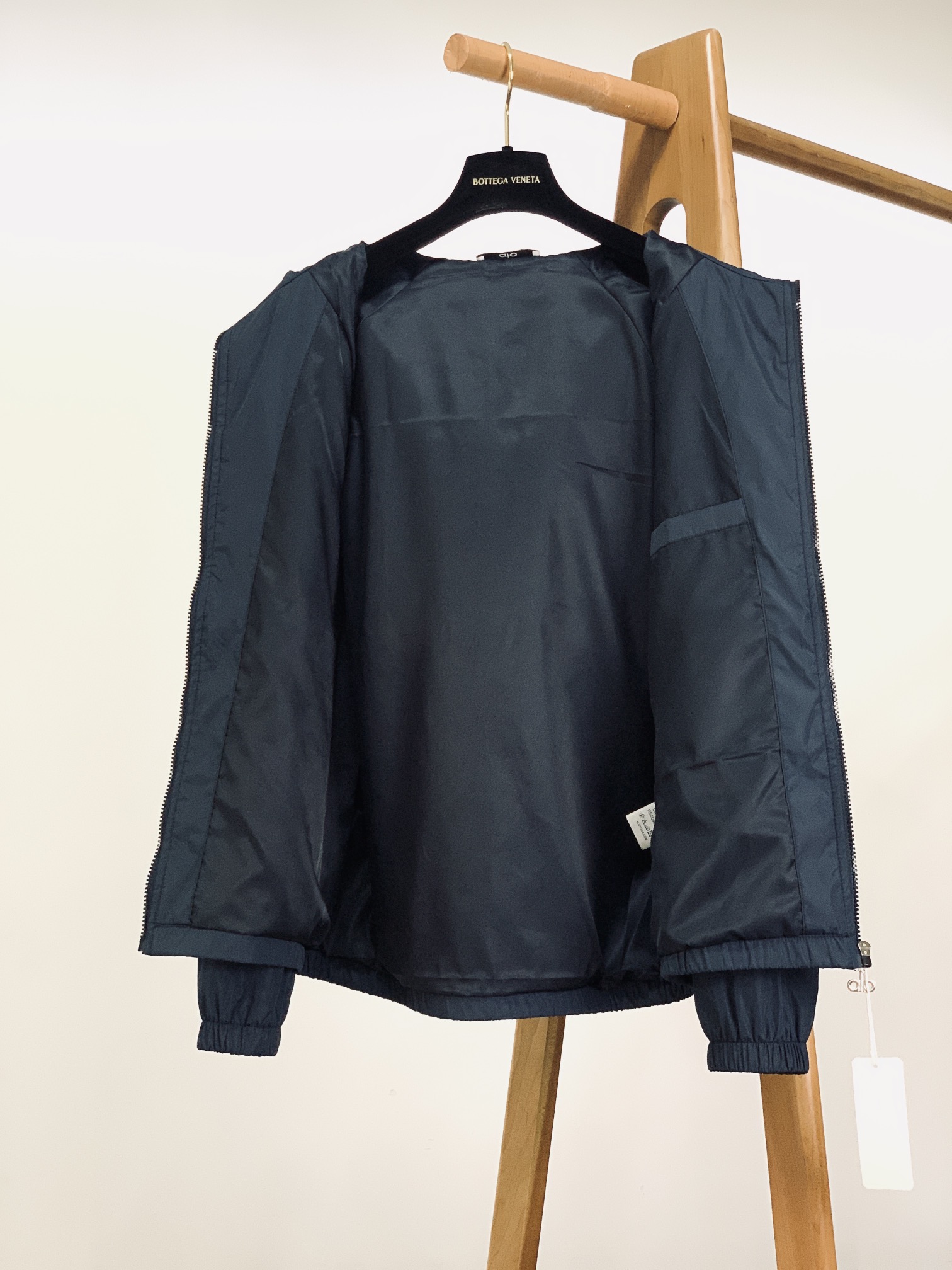 ALO 阿洛 2025FW早秋新品 连帽运动外套。它以轻量防风的面料打造利落廓形，连帽设计可随天气与造型