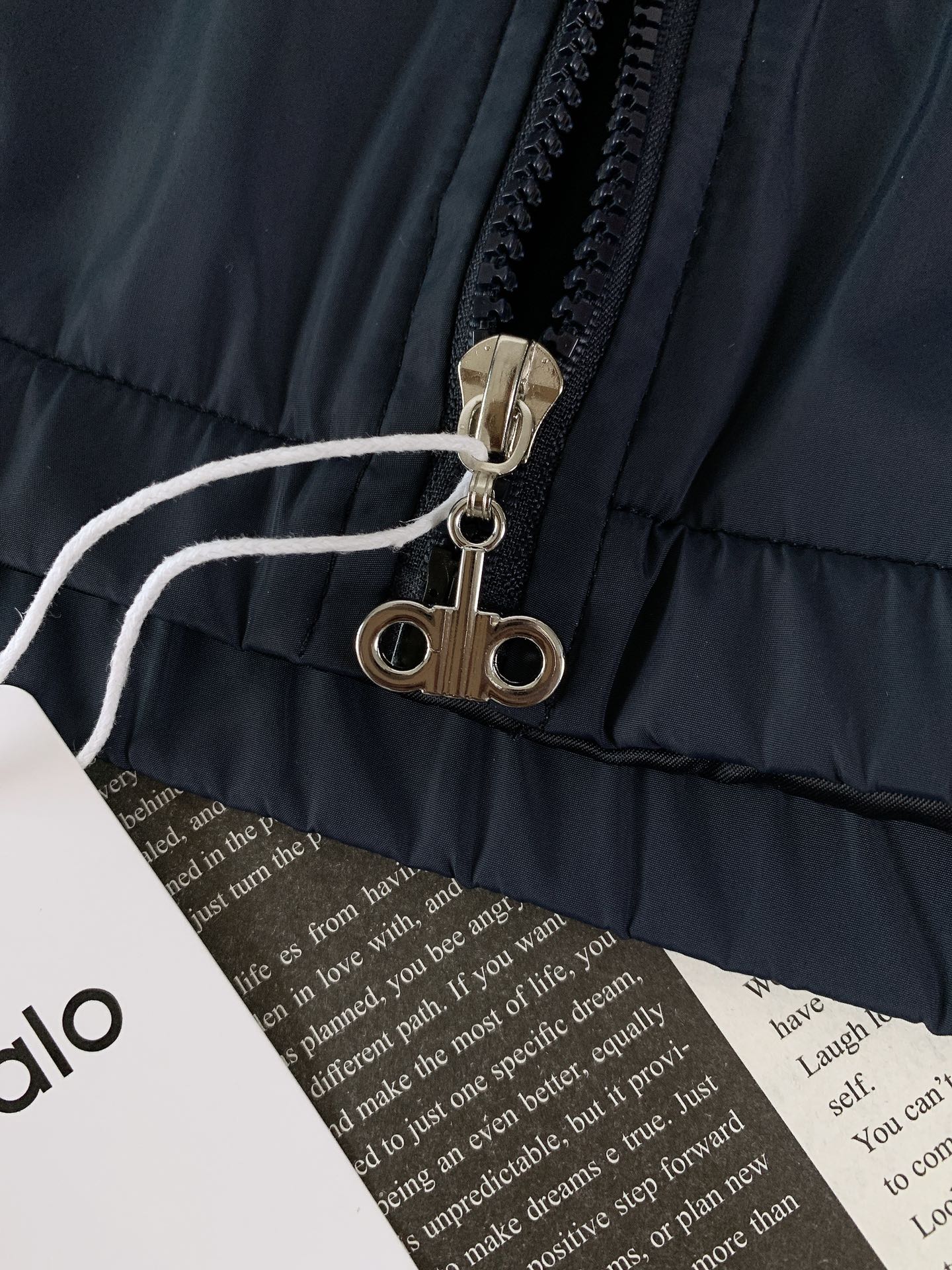 ALO 阿洛 2025FW早秋新品 连帽运动外套。它以轻量防风的面料打造利落廓形，连帽设计可随天气与造型