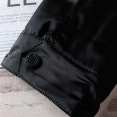 Prada 普拉达 2025FW早秋新品 工装风夹克外套。以利落的翻领工装廓形为骨架,黑色哑光面料高级感 Prada 普拉达 2025FW早秋新品 工装风夹克外套。以利落的翻领工装廓形为骨架,黑色哑光面料高级感