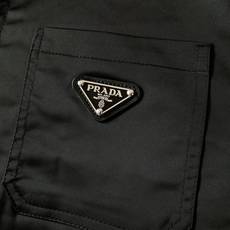 Prada 普拉达 2025FW早秋新品 工装风夹克外套。以利落的翻领工装廓形为骨架,黑色哑光面料高级感 Prada 普拉达 2025FW早秋新品 工装风夹克外套。以利落的翻领工装廓形为骨架,黑色哑光面料高级感